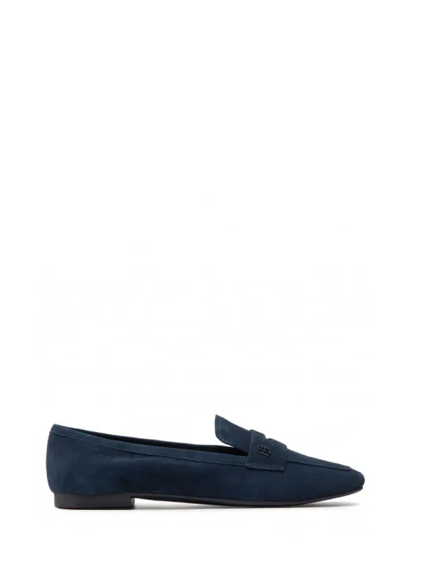 FEMININE FLAT