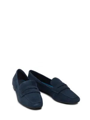 FEMININE FLAT