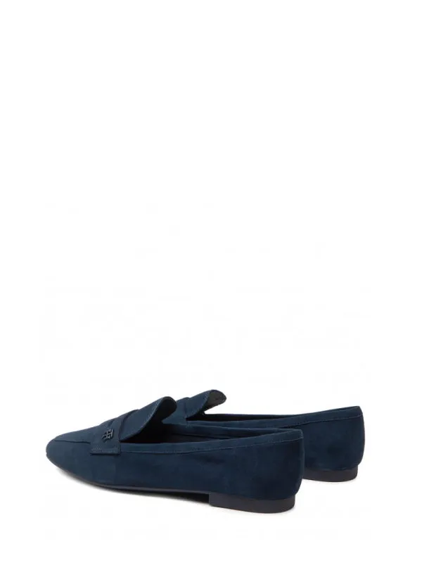 FEMININE FLAT