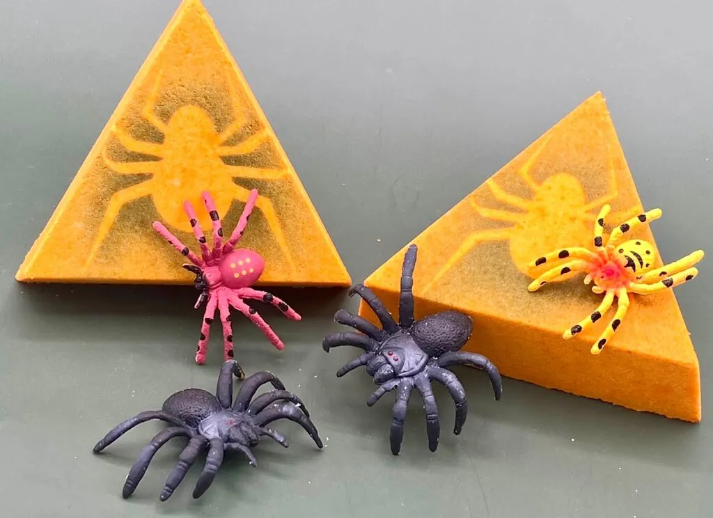 Spooky Spider Kids Bath Bomb with Spider Toys Inside