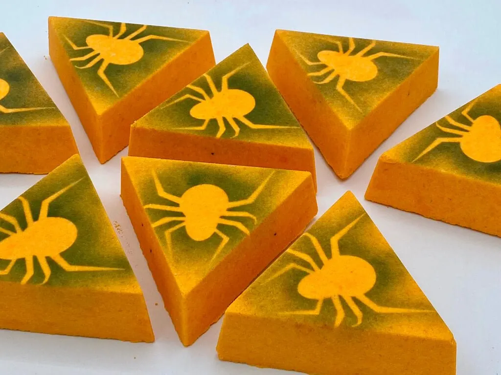 Spooky Spider Kids Bath Bomb with Spider Toys Inside