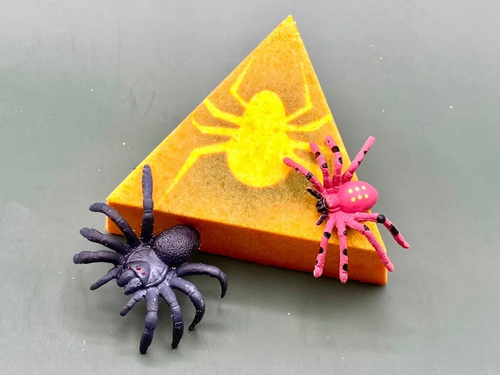 Spooky Spider Kids Bath Bomb with Spider Toys Inside